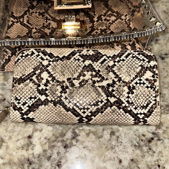 Beige Snake Stud - Picture 8 of 9